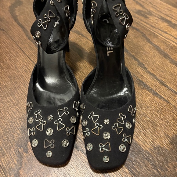 Chanel “sewing” shie - Picture 1 of 4